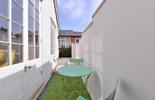 Odiham Apartment | 1 bedroom flat in centre of Odiham- free parking