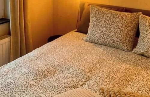 Ciergnon Villa | 1 bedroom single storey villa witte external hot tub