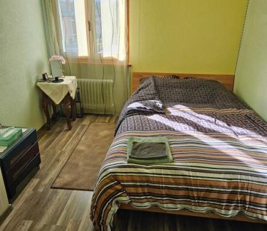 Vernayaz House | 1 chambre jaune dans une maison privé