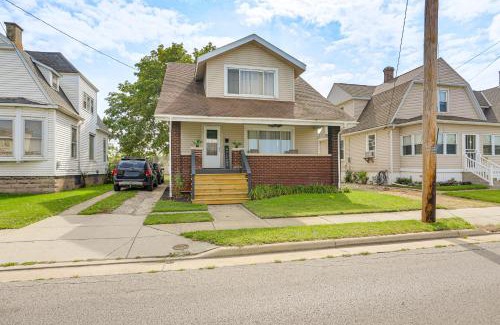 Sandusky House | 1 Mi to Cedar Point Family Getaway with Porch!