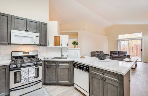 Southwestern Sacramento House | 1 Mi to College & Park: Peaceful Sacramento Home