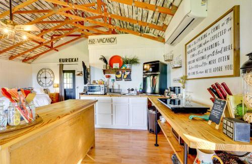 Eureka Springs Apartment | 1 Mi to Downtown Eureka Springs Studio Retreat