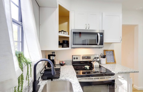 Macon Cottage | 1 Mi to Dtwn Macon: Cozy Home w/Fenced Yard