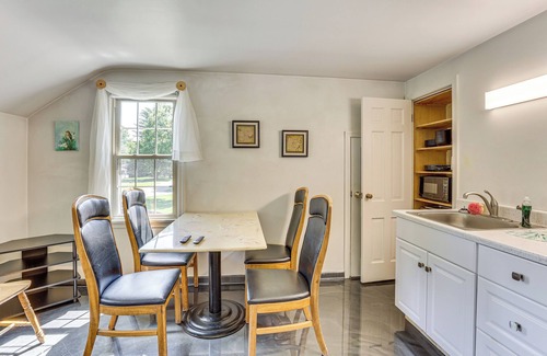 Salem Apartment | 1 Mi to Dtwn Salem: Apt w/Garage Access!