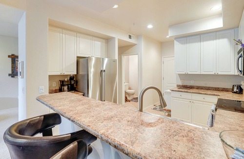 Fox Crossing House | 1 Mi to Golf: Lake-View Condo w/Pool in Chandler!