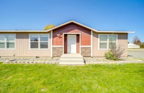 Coulee City House | 1 Mi to Lake Getaway with Patio in Coulee City!