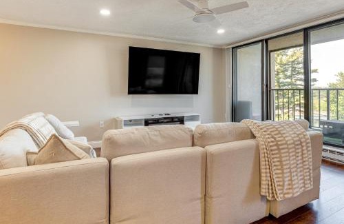Manchester Apartment | 1 Mi to Millyard District Unit with Furnished Porch