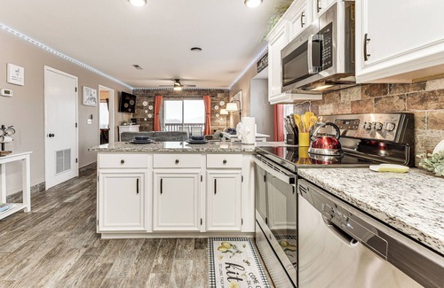 Indian Point Apartment | 1 Mi to Silver Dollar City! Lake-view Family Haven