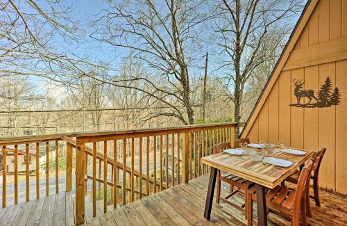 Beech Mountain Apartment | 1 Mi to Skiing Beech Mountain Condo with Fireplace!