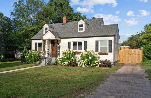 East Raleigh House | 1 Mile to DT, King Bed, Fenced Yard, Fire Pit, Pet Friendly