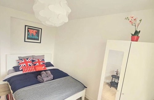 South Bermondsey Apartment | 1 sunny bedroom near Tower Bridge
