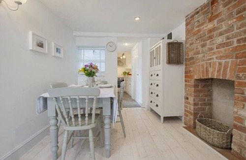 Lympstone Cottage | 1 THE QUAY, pet friendly, luxury holiday cottage in Lympstone