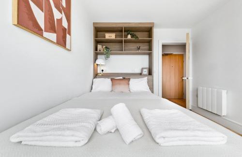 Coombe Hill Apartment | 1 Wimbledon 2BR Stylish Coombe Hill Stay w Parking