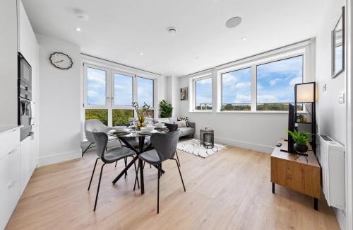 Coombe Hill Apartment | 1 Wimbledon 2BR Stylish Coombe Hill Stay w Parking
