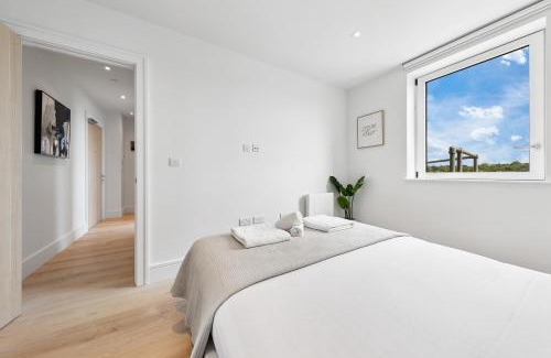Coombe Hill Apartment | 1 Wimbledon 2BR Stylish Coombe Hill Stay w Parking