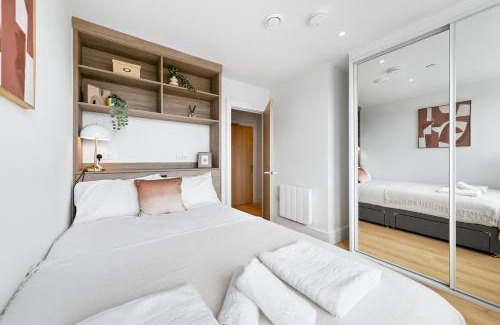 Coombe Hill Apartment | 1 Wimbledon 2BR Stylish Coombe Hill Stay w Parking
