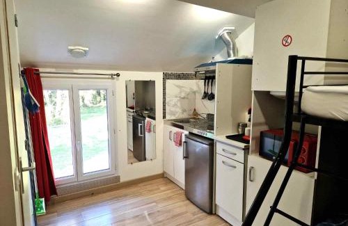 Razac-sur-l'Isle Apartment | 10 - Joli studio avec clim, deux lits, logement tout équipé pour 1, 2 ou 3 personnes maximum, vue sur parc arboré, parking privatif gratuit, grand fourgon possible, tout le linge de maison est fourni