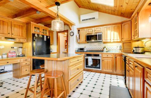Wilmington House | 10 Mi to Mt Snow! Grand Estate Built to Entertain