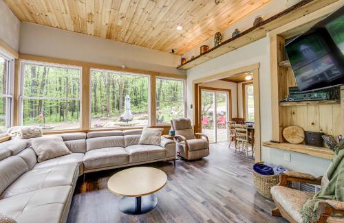 Normalville House | 10 Mi to Mtn Resort Normalville Cabin with Balcony!
