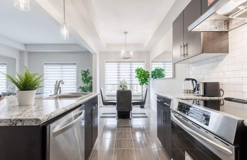 Niagara Falls House | 10 min Drive to Falls W/Hot Tub, Ping Pong, PS4