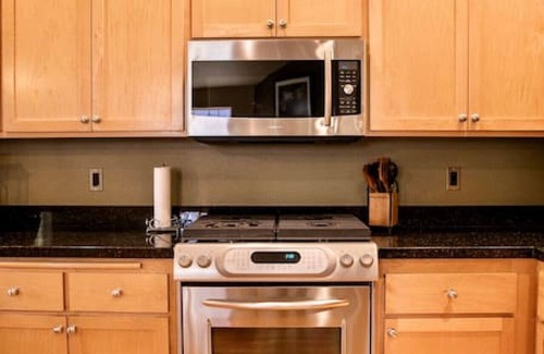 Alvadore House | 10 Min From The Airport & 15 Min From The U of O
