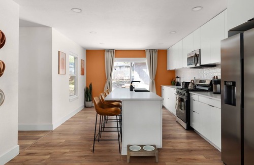 Walnut Forest House | 10 Min to Downtown - Modern 4BR Oasis - Yard Games