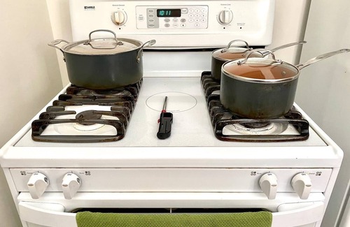 Franklin Apartment | 10 Min To The Beach! Perfect For A Family Or Friend Group. Self Check-in & Recently Renovated 2 Bedroom Apts by RedAwning