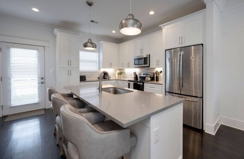 Charlotte Park Apartment | 10 Mins To Broadway - Unwind in Style