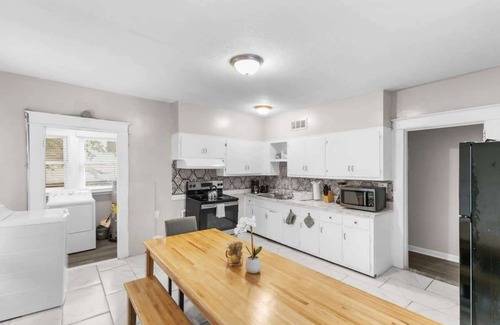 Birmingham House | 10 Mins to Legion Field- Ensley Highlands Hideaway