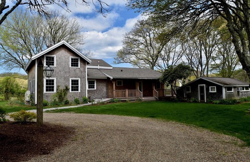 Chilmark House | 10 minutes walk to Lucy Vincent Beach