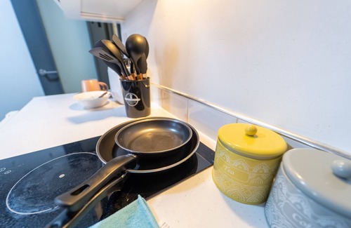 Selly Oak House | 100 Dale Road Studios in Guest House