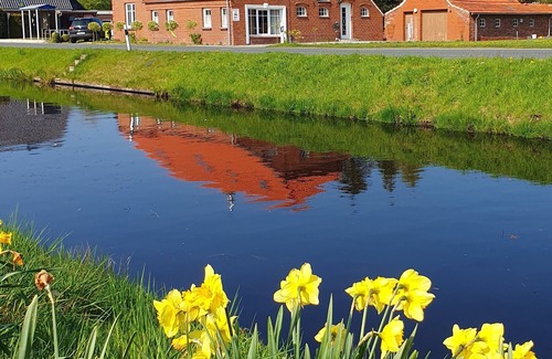 Spetzerfehn House | 100-jähriges Fehnhaus an der Wieke mit Kamin