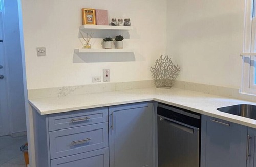 Mullins Apartment | 101 Beacon Hill directly opposite Mullins Beach with private plunge pool