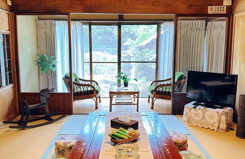 Kani House | 107 year old house, 100 year old townhouse. Convenience store, pharmacy, supermarket within 2 minutes walk. Groups of 20 people can stay. Natural hot spring within 5 minutes drive, seafood market, tourist attractions Inuyama Castle and Meiji Village nearb