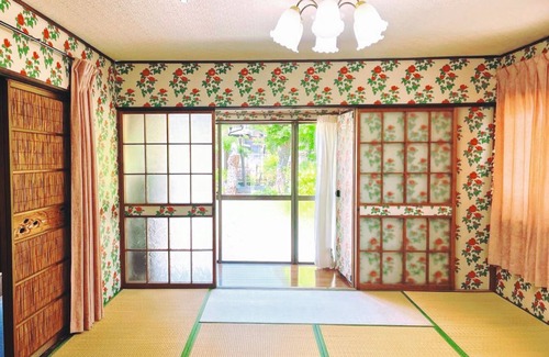 Kani House | 107 year old house, 100 year old townhouse. Convenience store, pharmacy, supermarket within 2 minutes walk. Groups of 20 people can stay. Natural hot spring within 5 minutes drive, seafood market, tourist attractions Inuyama Castle and Meiji Village nearb