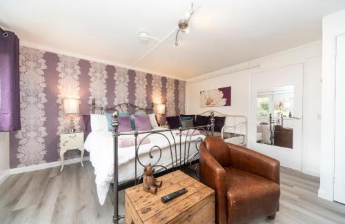 Little Missenden Apartment | 11 Boutique studio apartment perfect for peaceful getaway, secluded garden, quiet location