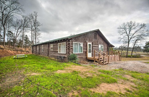 Royal House | 11 Mi to Lake Ouachita Family Cabin with Yard