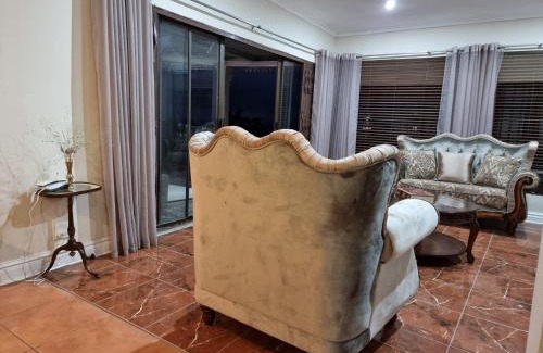 Botha's Hill House | 11-on-RobRoy calming space with 3 bedrooms&pool