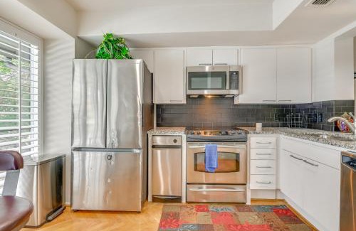 Las Colinas Apartment | 12 Mi to Downtown Dallas Irving Condo with Balcony