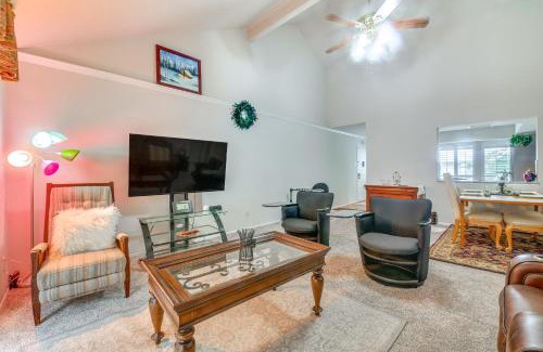 Las Colinas Apartment | 12 Mi to Downtown Dallas Irving Condo with Balcony