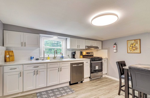 Monroe Township Apartment | 12 Mi to Rutgers: Brand New Apt w/Home Office!