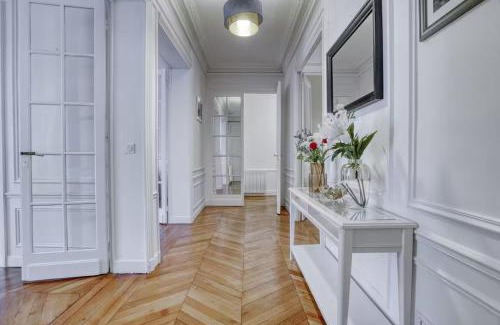 Quartier du Gros-Caillou Apartment | 120 m2 Luxury Eiffel Signature