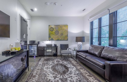 Midtown Hotel | 121 Hotel by AvantStay | Chic & Modern Superior Suite In Ideal Nashville!