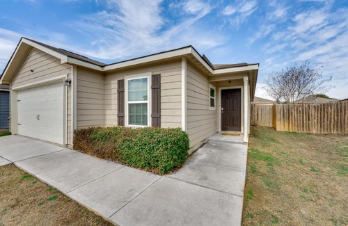 Medina Valley House | 13 Mi to Lackland AFB San Antonio Home!