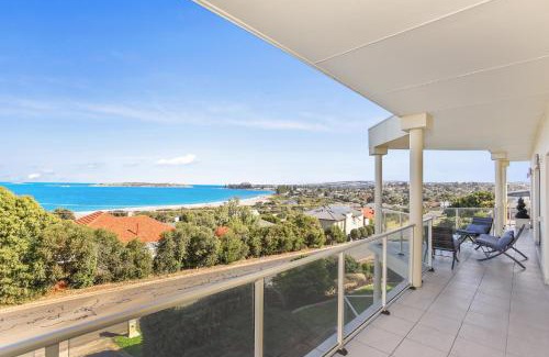 McCracken House | 13 The Crescent - BYO Linen - Ocean Views - Wi-Fi