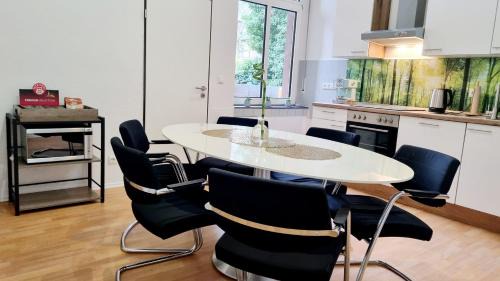 Luenen Apartment | 135m²-Apartment I max. 8 Gäste I Zentral I Küche I Balkon I Parken I WLAN