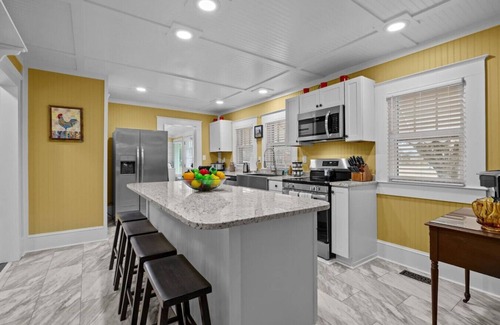 Newport House | 15 min to Beach | 3 Acre Country Living | Firepit