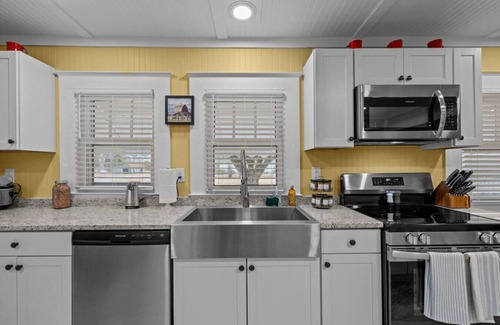 Newport House | 15 min to Beach | 3 Acre Country Living | Firepit