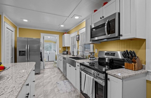 Newport House | 15 min to Beach | 3 Acre Country Living | Firepit