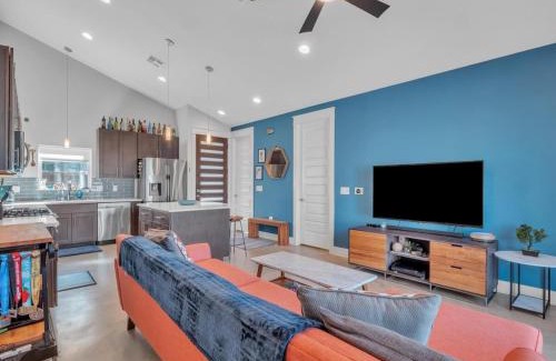 Govalle Apartment | 15 Min to Downtown with Backyard & Parking